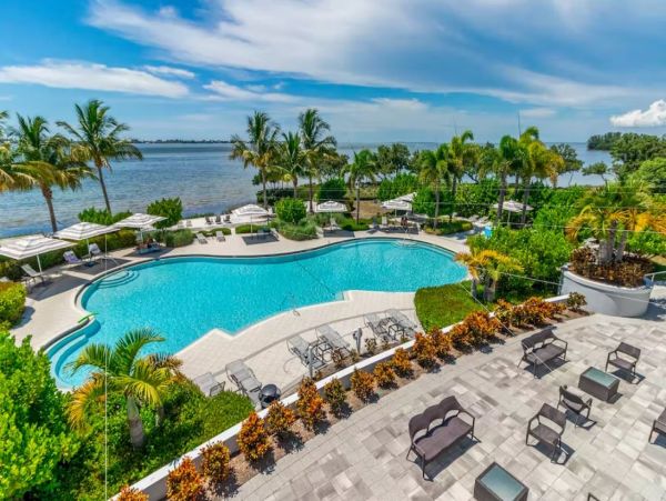 Gorgeous Beach Vacation Condo with Amazing Views Sleeps Six