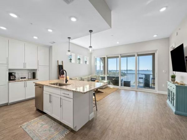 Gorgeous Beach Vacation Condo with Amazing Views Sleeps Six