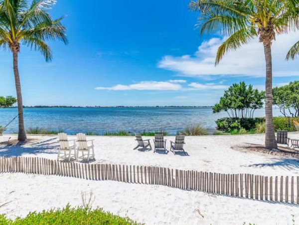 Gorgeous Beach Vacation Condo with Amazing Views Sleeps Six