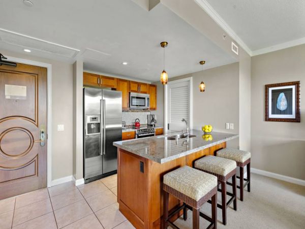 Luxurious One Bedroom Condo with Partial Ocean Views
