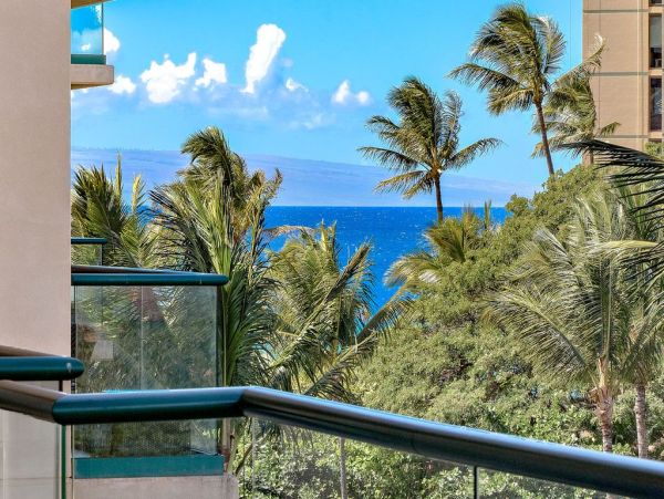 Luxurious One Bedroom Condo with Partial Ocean Views