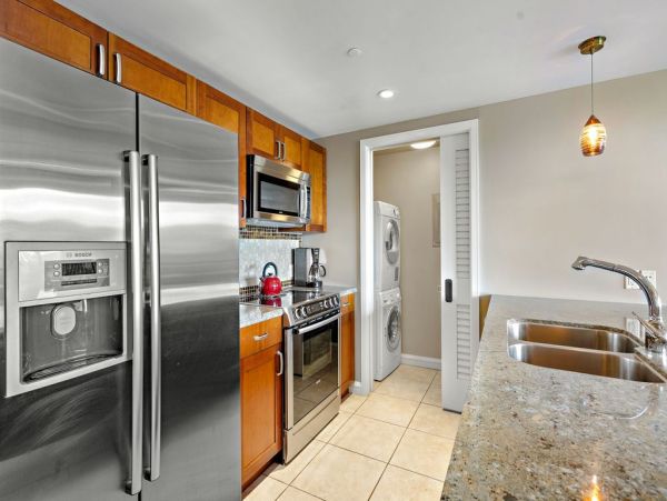 Luxurious One Bedroom Condo with Partial Ocean Views