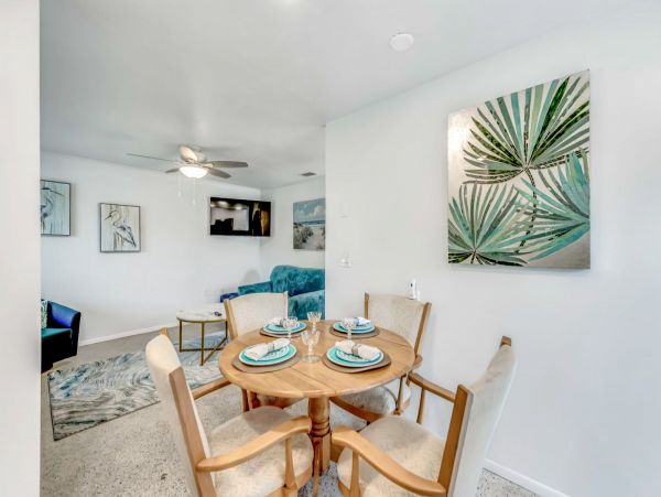 Charming Two Bedroom Vacation Rental in Bradenton Close to Beach