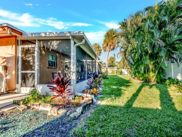 Charming Two Bedroom Vacation Rental in Bradenton Close to Beach