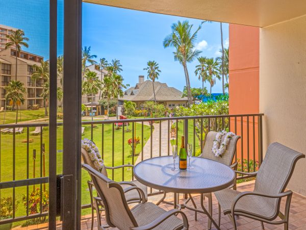 Light, Bright & Modern Two Bedroom Condo in Kaanapali