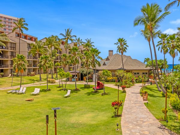 Light, Bright & Modern Two Bedroom Condo in Kaanapali