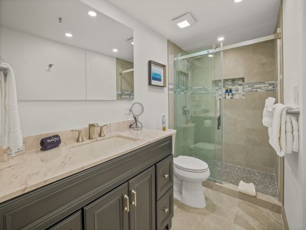 Light, Bright & Modern Two Bedroom Condo in Kaanapali