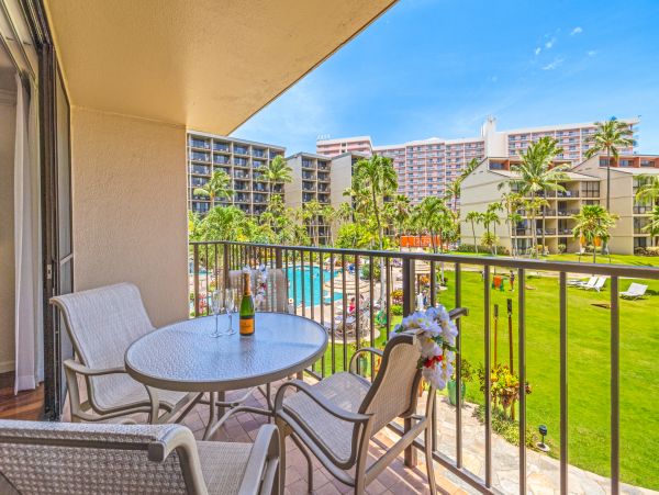 Light, Bright & Modern Two Bedroom Condo in Kaanapali