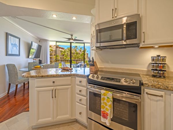Light, Bright & Modern Two Bedroom Condo in Kaanapali