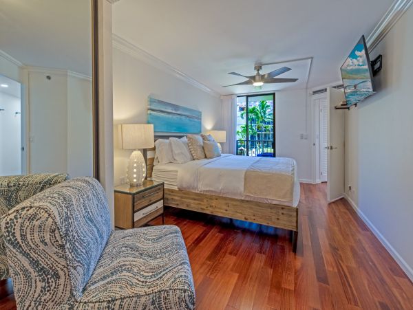 Light, Bright & Modern Two Bedroom Condo in Kaanapali