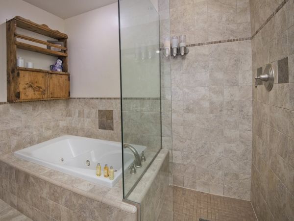 Luxury Two Bedroom Vacation Condo in Avon Sleeps 4