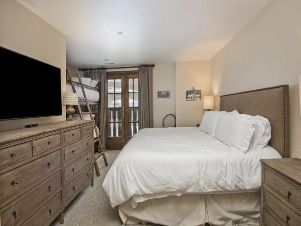 Luxury Two Bedroom Vacation Condo in Avon Sleeps 4