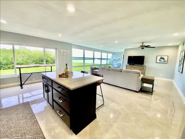Bayside Condo with Bay Views, 2 Communal Pools, 2 Tennis Courts & Gym!