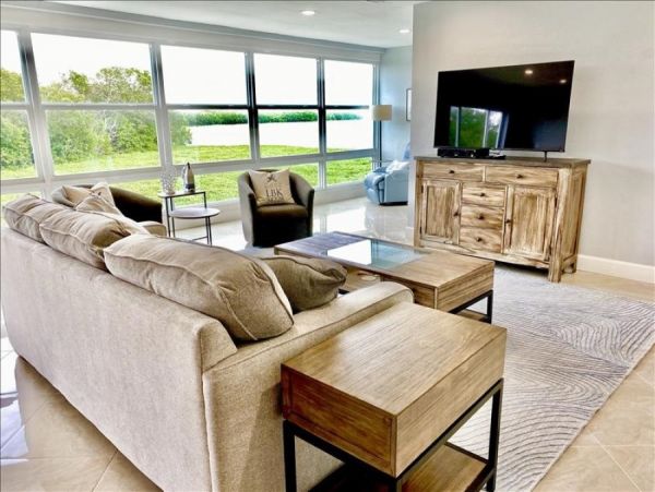 Bayside Condo with Bay Views, 2 Communal Pools, 2 Tennis Courts & Gym!