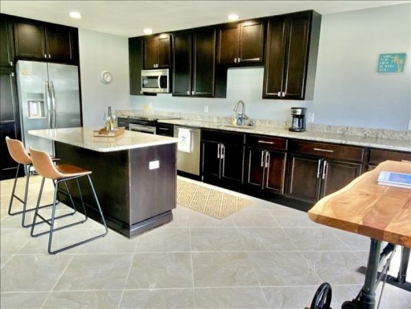 Bayside Condo with Bay Views, 2 Communal Pools, 2 Tennis Courts & Gym!