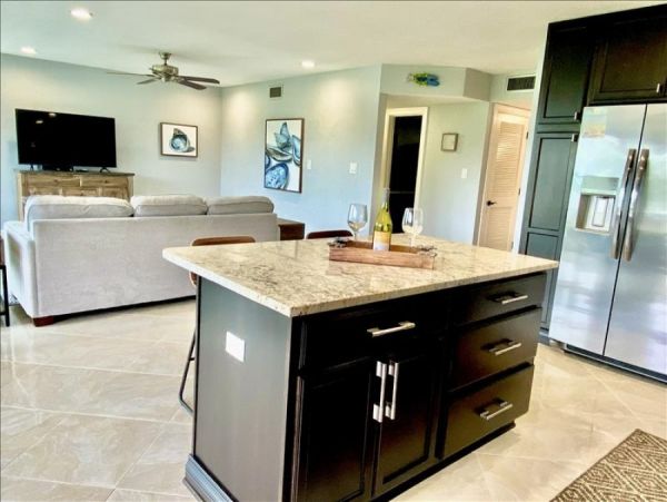 Bayside Condo with Bay Views, 2 Communal Pools, 2 Tennis Courts & Gym!