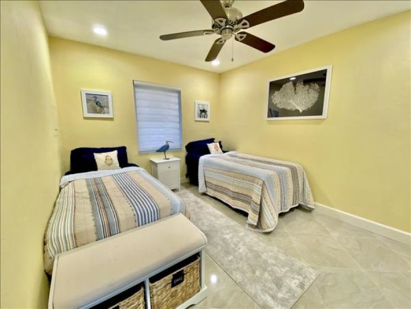 Bayside Condo with Bay Views, 2 Communal Pools, 2 Tennis Courts & Gym!