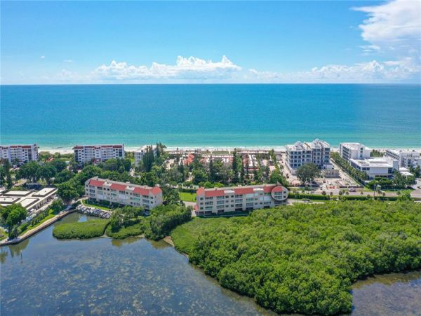 Bayside Condo with Bay Views, 2 Communal Pools, 2 Tennis Courts & Gym!