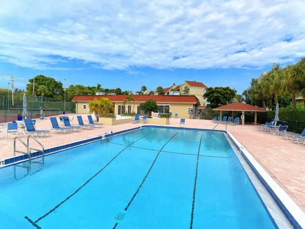 Bayside Condo with Bay Views, 2 Communal Pools, 2 Tennis Courts & Gym!