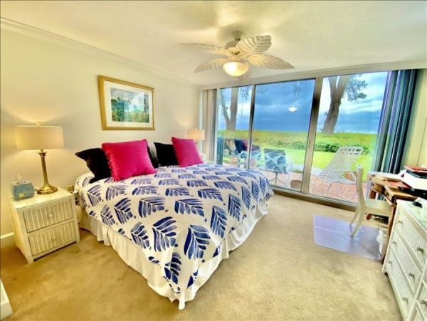 On beach Longboat Ley Vacation Condo Two Bedroom