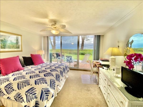 On beach Longboat Ley Vacation Condo Two Bedroom