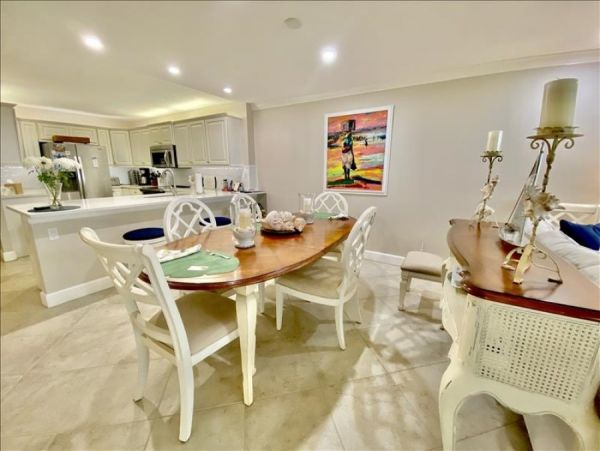 On beach Longboat Ley Vacation Condo Two Bedroom