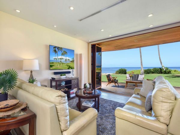 Beachfront Three Bedroom Vacation Condo in Kihei