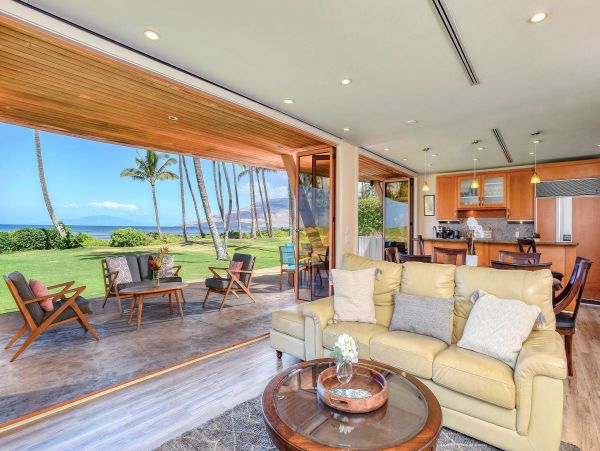 Beachfront Three Bedroom Vacation Condo in Kihei