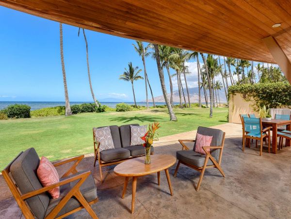 Beachfront Three Bedroom Vacation Condo in Kihei