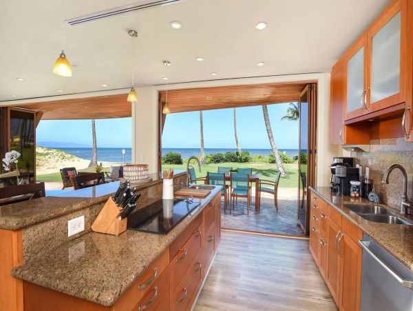 Beachfront Three Bedroom Vacation Condo in Kihei