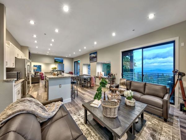 11 Bedroom Luxury Vacation Home with Great Views