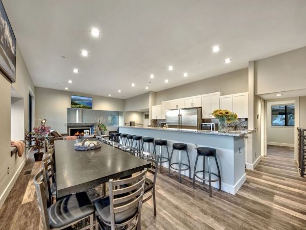 11 Bedroom Luxury Vacation Home with Great Views