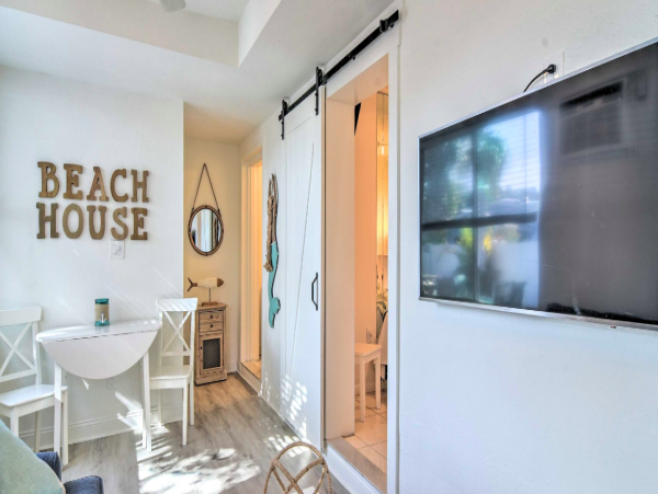 1 bedroom Apartment steps from Indian Rocks Beach