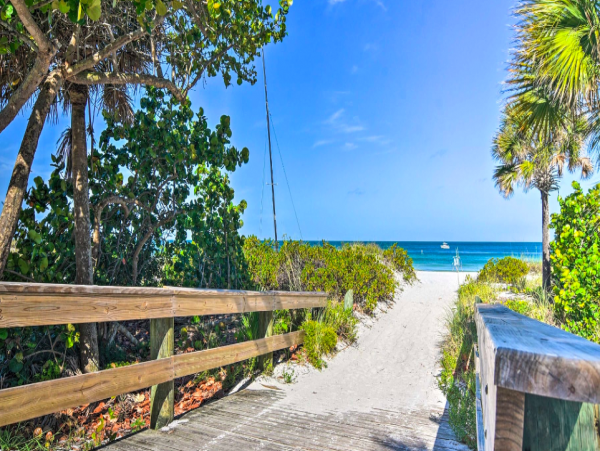 1 bedroom Apartment steps from Indian Rocks Beach