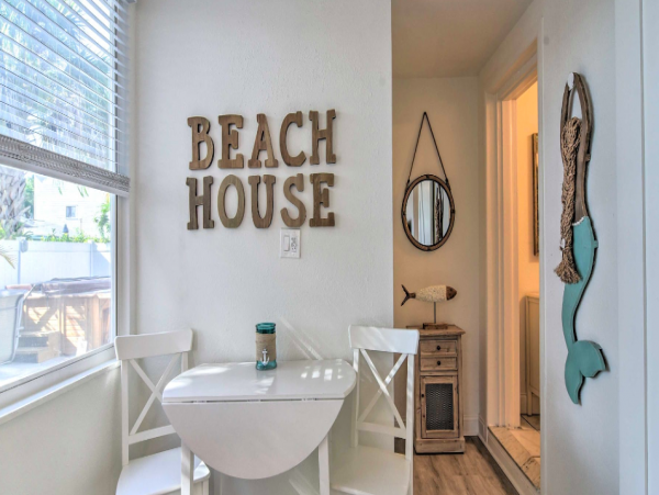 1 bedroom Apartment steps from Indian Rocks Beach