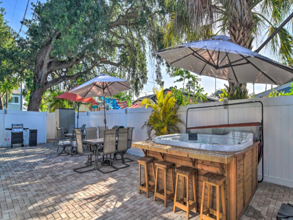 1 bedroom Apartment steps from Indian Rocks Beach