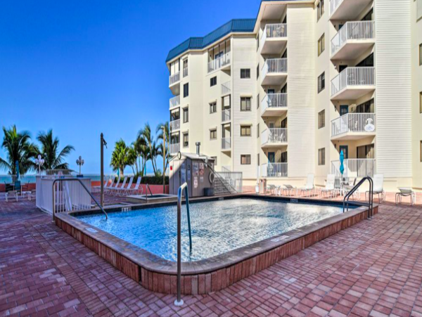 Beachfront Indian Shores Condo with Pool & hot tub