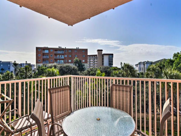 Beachfront Indian Shores Condo with Pool & hot tub