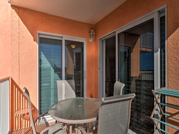 Beachfront Indian Shores Condo with Pool & hot tub