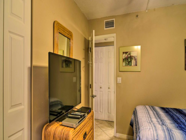 Beachfront Indian Shores Condo with Pool & hot tub