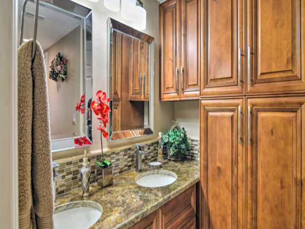 Beachfront Indian Shores Condo with Pool & hot tub