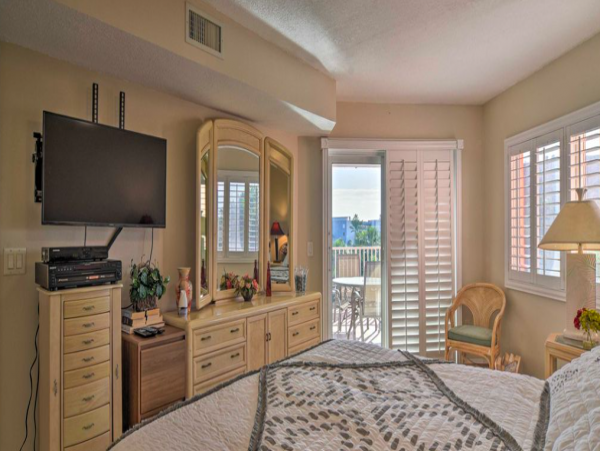 Beachfront Indian Shores Condo with Pool & hot tub