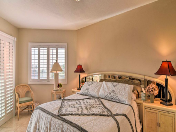 Beachfront Indian Shores Condo with Pool & hot tub