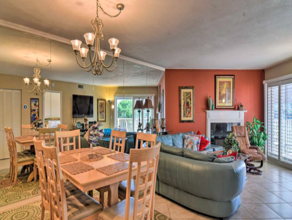 Beachfront Indian Shores Condo with Pool & hot tub