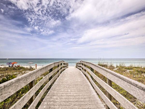 Indian Rocks Beach Condo 350 feet from Beach Key West Cottage-Style