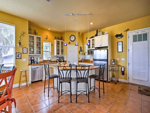 Indian Rocks Beach Condo 350 feet from Beach Key West Cottage-Style