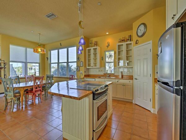 Indian Rocks Beach Condo 350 feet from Beach Key West Cottage-Style