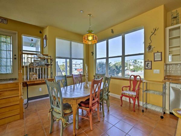 Indian Rocks Beach Condo 350 feet from Beach Key West Cottage-Style