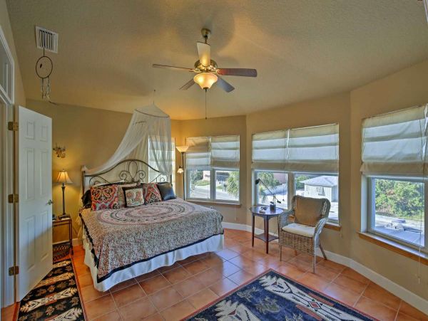 Indian Rocks Beach Condo 350 feet from Beach Key West Cottage-Style
