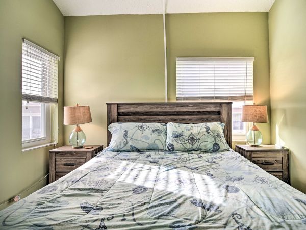 Sunny Indian Shores Condo Close to Beach